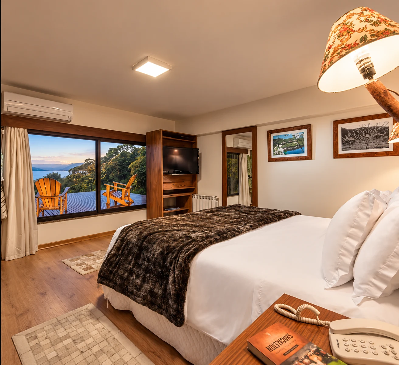Quarto da Guest House com vista para o lago e a Serra Catarinense