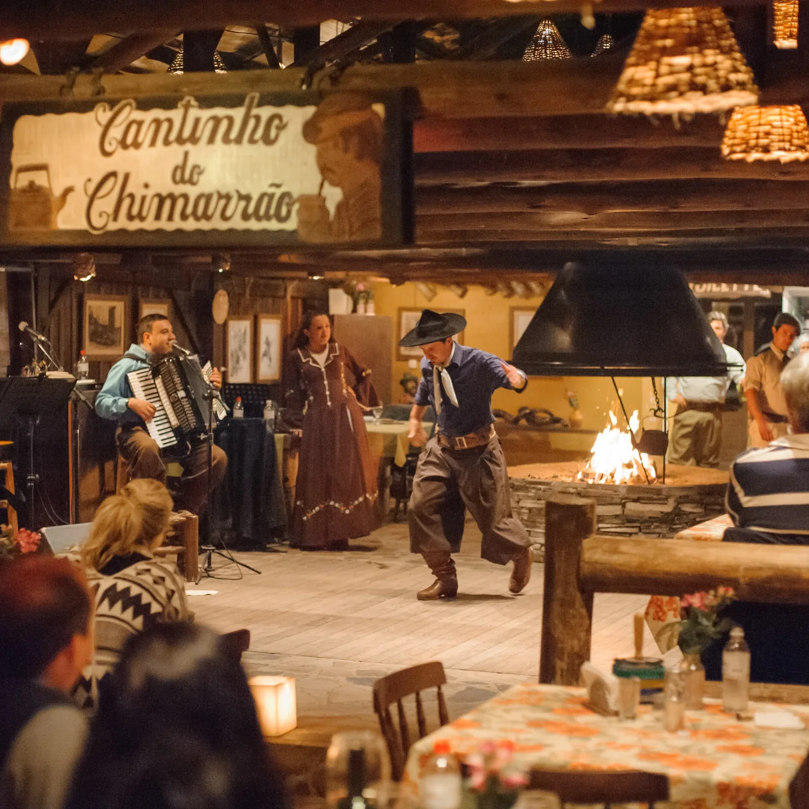 Apresentação cultural com música, dança e fogo de chão no Galpão Tropeiro do Rio do Rastro Eco Resort